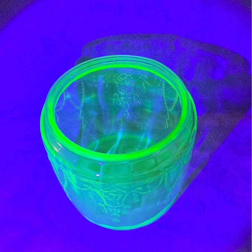 Vintage Anchor Hocking Cameo Green Depression Uranium Glass Cookie Jar‎